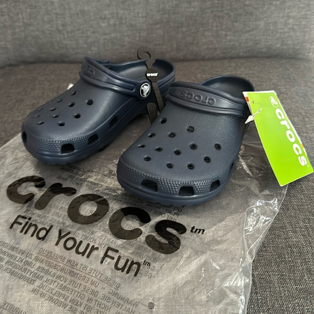 NWT Kids navy blue crocs size 12/13.
